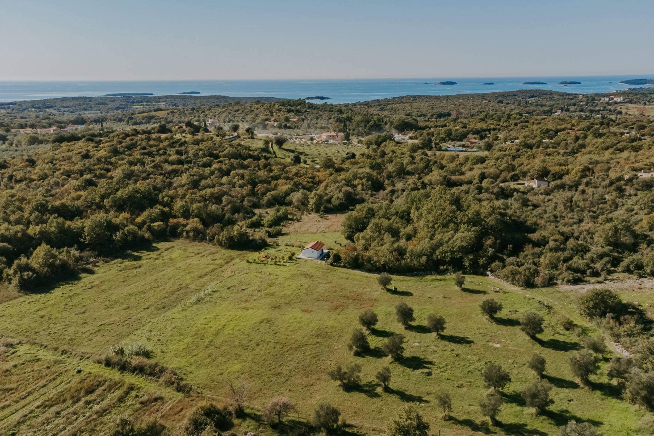 rovinj okolica mala samostojeća kuća na osami sa velikom okućnicom rovinj okolica mala samostojeća kuća na osami sa velikom okućnicom