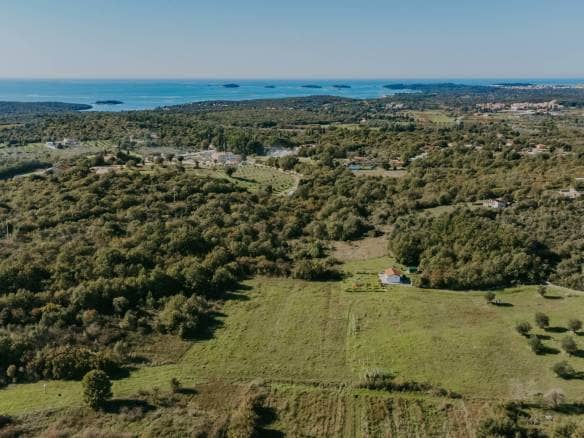 rovinj okolica mala samostojeća kuća na osami sa velikom okućnicom