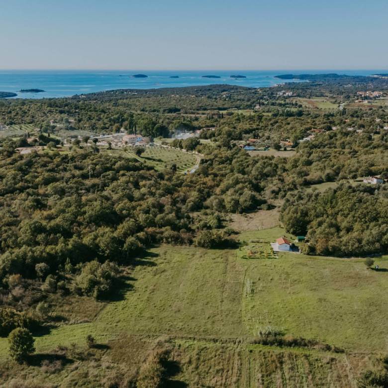окрестности Ровиня небольшой отдельно стоящий дом в уединенном месте с большим садом