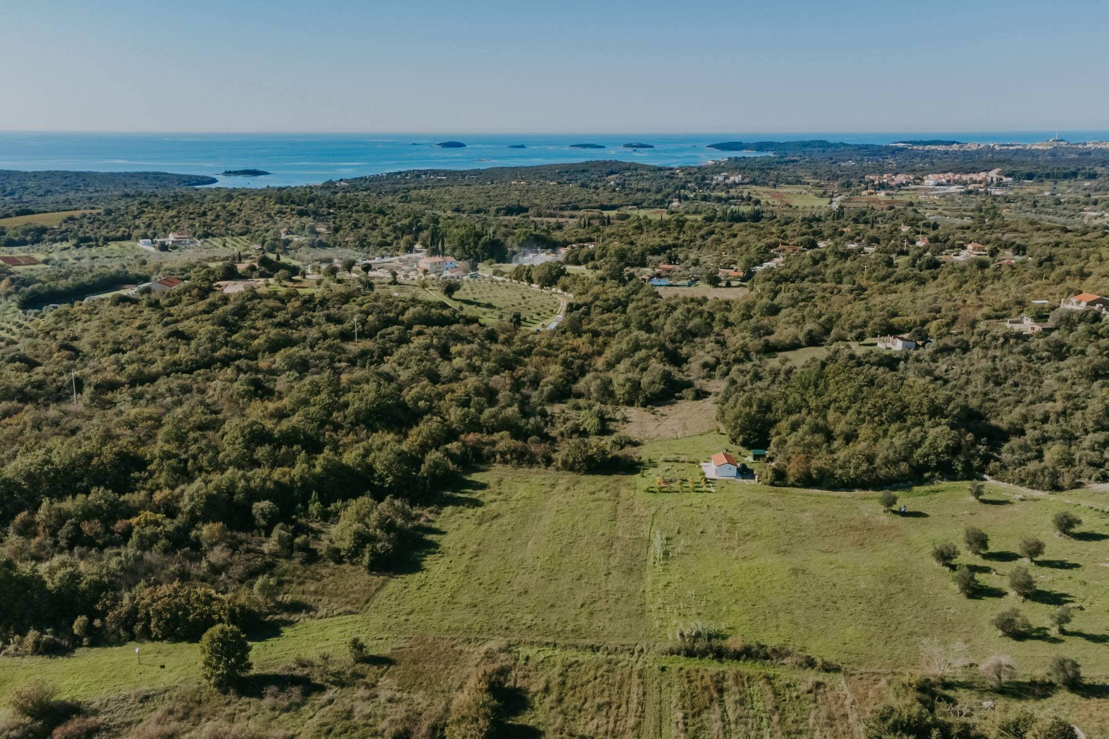 rovinj okolica mala samostojeća kuća na osami sa velikom okućnicom