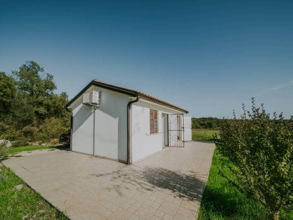 rovinj okolica mala samostojeća kuća na osami sa velikom okućnicom