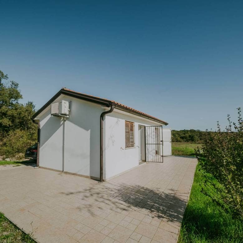 rovinj okolica mala samostojeća kuća na osami sa velikom okućnicom