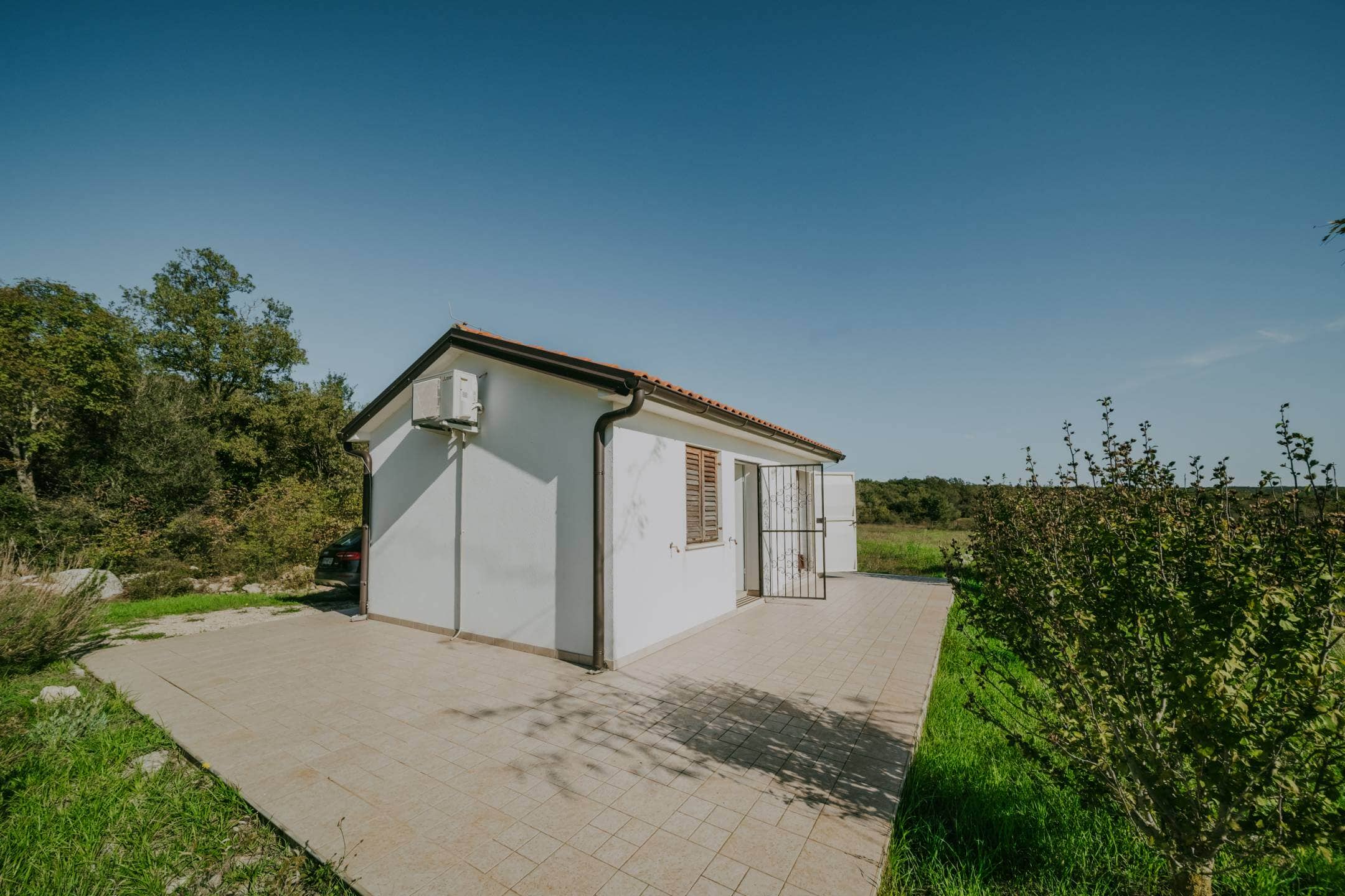 rovinj okolica mala samostojeća kuća na osami sa velikom okućnicom