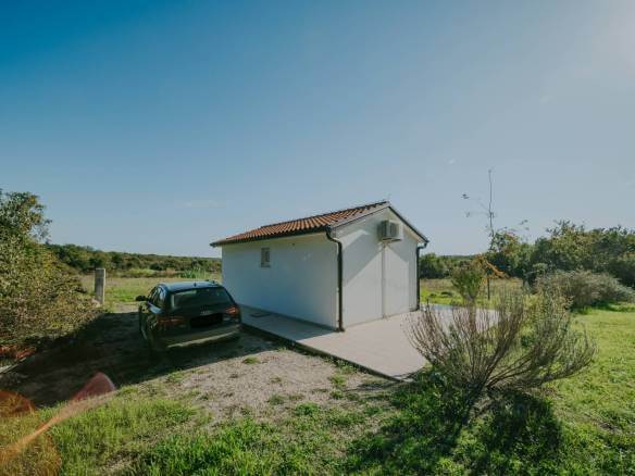 окрестности Ровиня небольшой отдельно стоящий дом в уединенном месте с большим садом