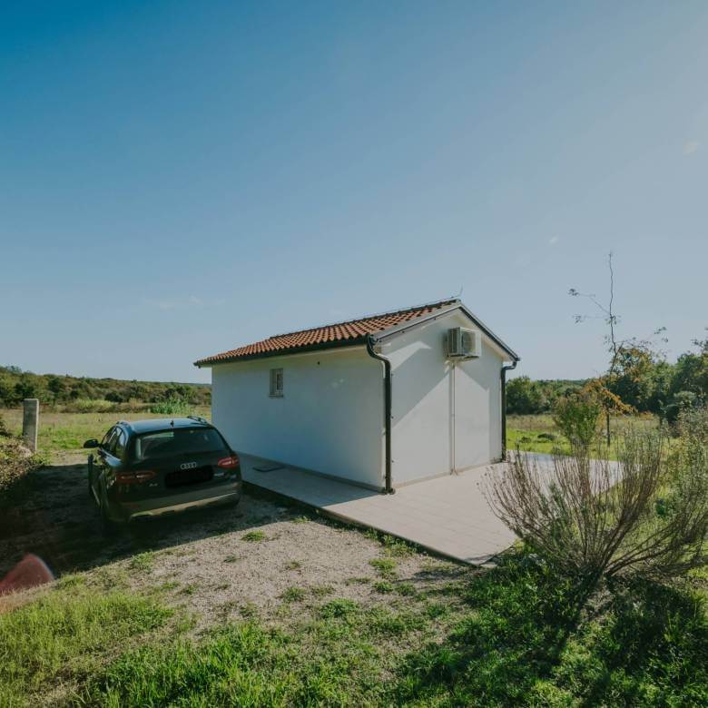 окрестности Ровиня небольшой отдельно стоящий дом в уединенном месте с большим садом