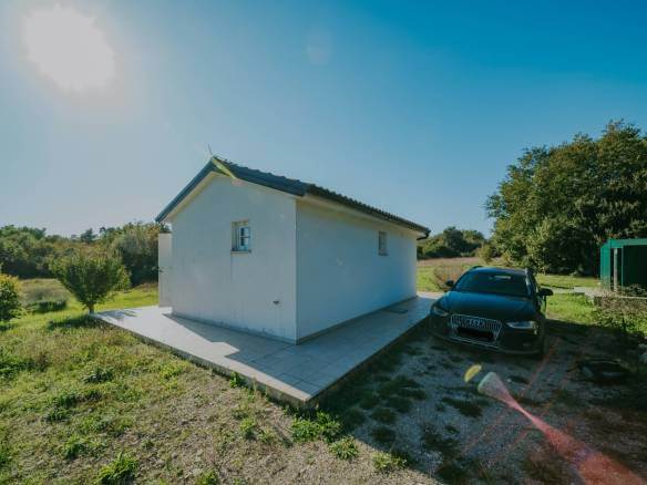 окрестности Ровиня небольшой отдельно стоящий дом в уединенном месте с большим садом