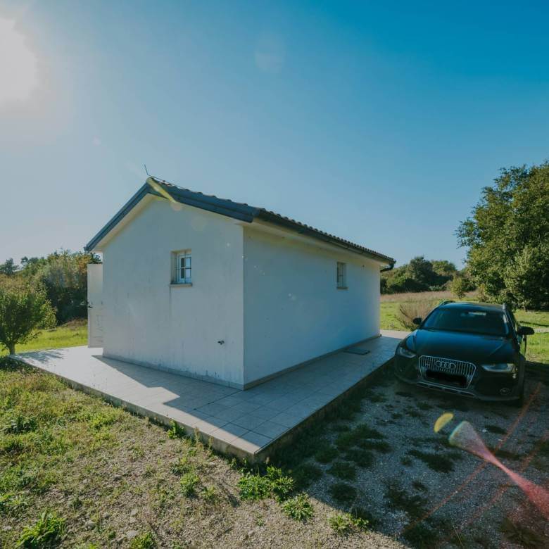 окрестности Ровиня небольшой отдельно стоящий дом в уединенном месте с большим садом