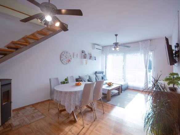 novigrad okolica dvoetažni stan na odličnoj lokaciji sa pogledom na more