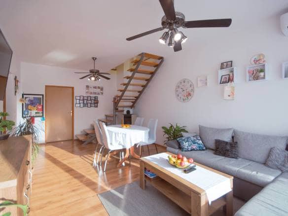 Novigrad Umgebung zweistöckige Wohnung in toller Lage mit Blick aufs Meer