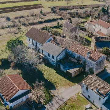 окрестности буйе автохтонный истрийский каменный дом для адаптации