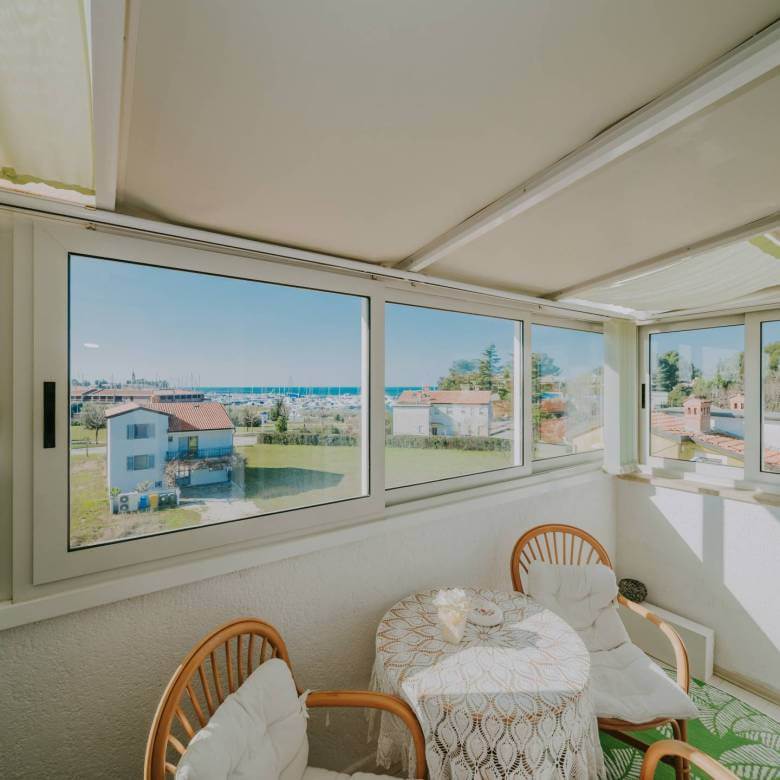 novigrad garsonjera v drugi vrsti do morja z odprtim pogledom na morje