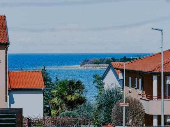 novigrad dajla kuća u nizu metara od mora sa pogledom na more