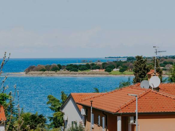 новиград даджла дом в ряду метров от моря с видом на море