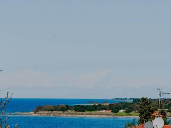 новиград даджла дом в ряду метров от моря с видом на море