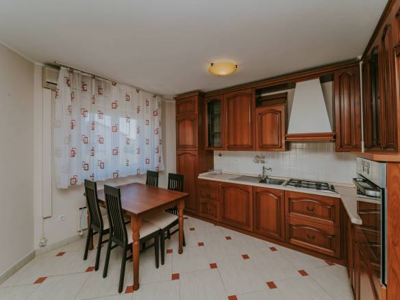 umag stan na prvom katu na super lokaciji