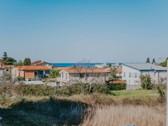 zambratija moderan stan na prvom katu u blizini mora i plaže
