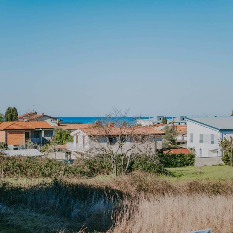 zambratija moderan stan na prvom katu u blizini mora i plaže