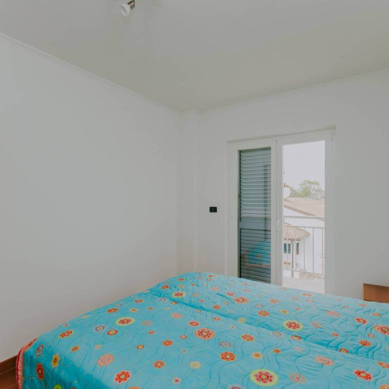 zambratija stan u drugom redu do mora sa otvorenim pogledom na more