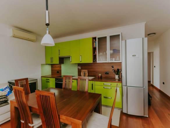 zambratija stan u drugom redu do mora sa otvorenim pogledom na more