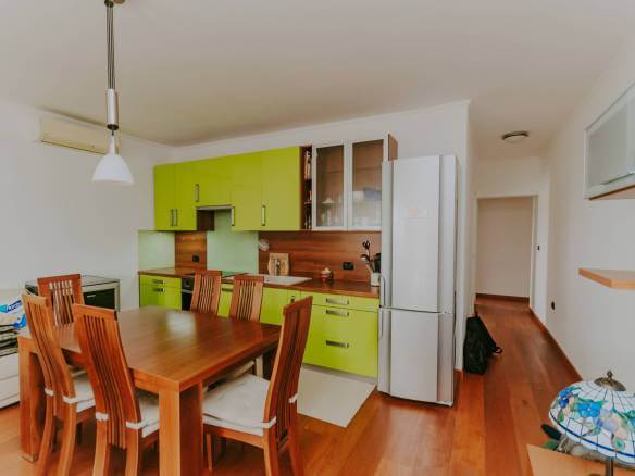 zambratija stan u drugom redu do mora sa otvorenim pogledom na more