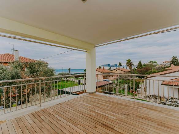 zambratija apartma v drugi vrsti do morja z odprtim pogledom na morje