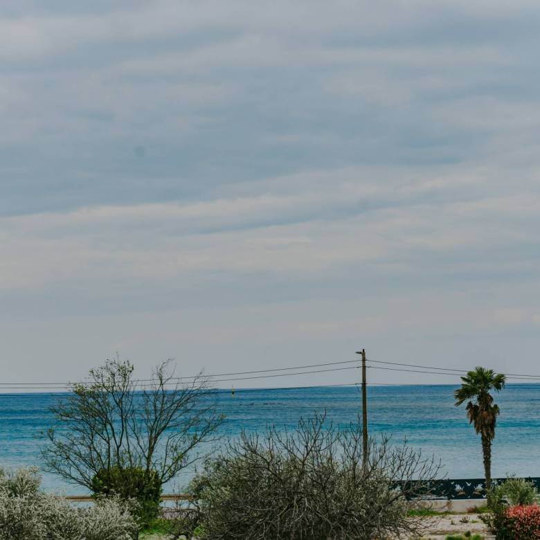 zambratija stan u drugom redu do mora sa otvorenim pogledom na more