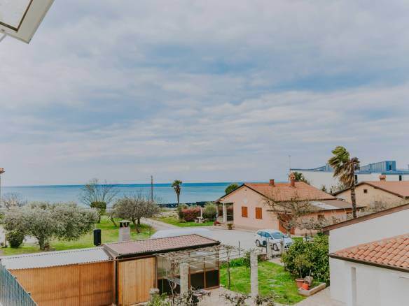 zambratija stan u drugom redu do mora sa otvorenim pogledom na more