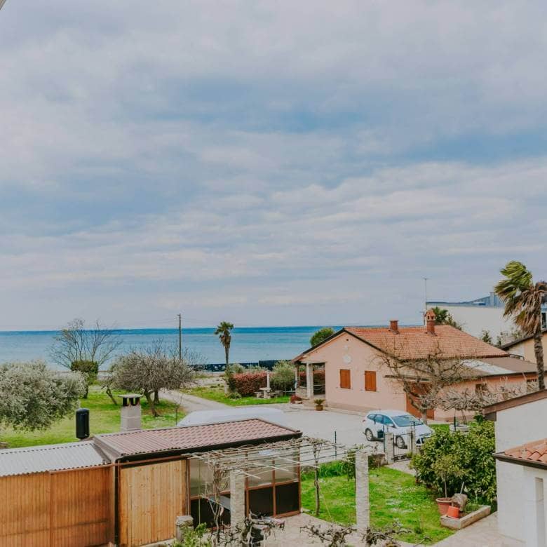 Zambratija Wohnung in der zweiten Reihe zum Meer mit offenem Meerblick