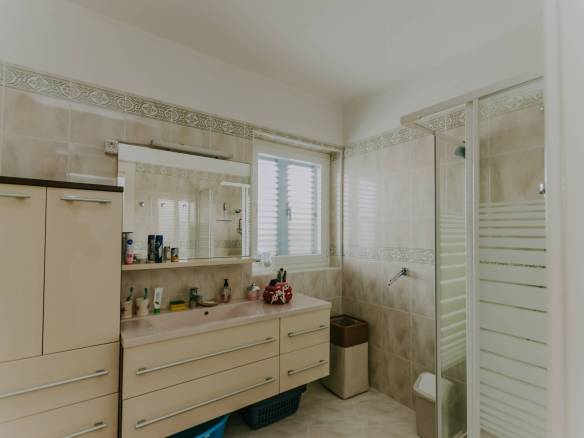 zambratija stan u drugom redu do mora sa otvorenim pogledom na more