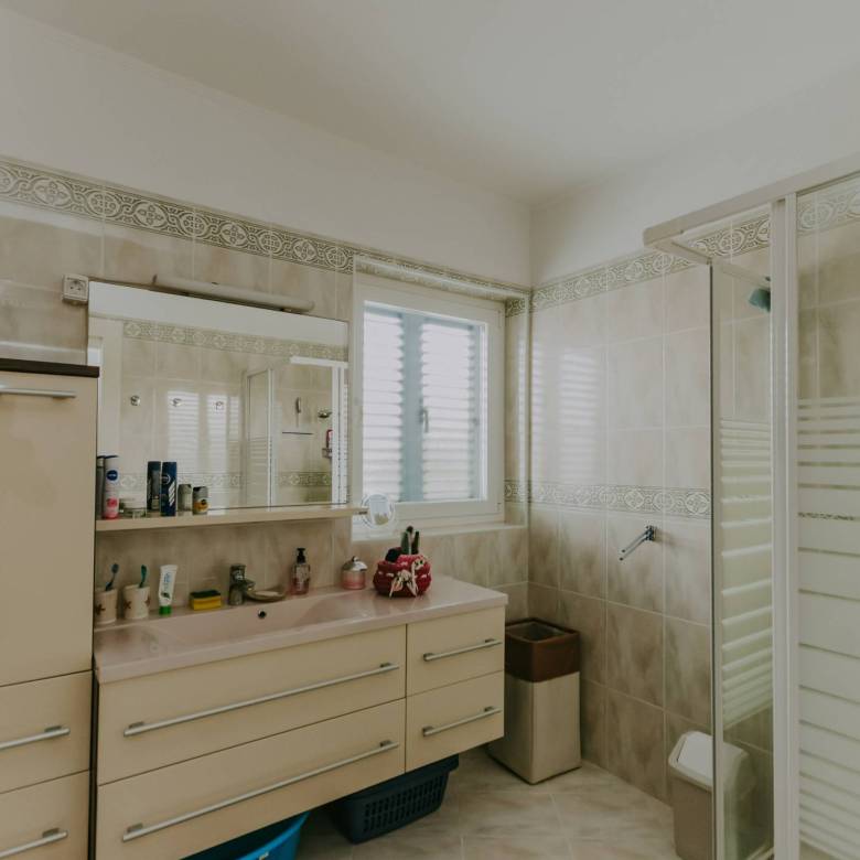 zambratija stan u drugom redu do mora sa otvorenim pogledom na more