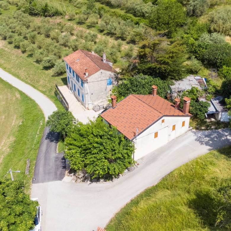 Območje Grožnjana | Samostojna hiša 162 m² z odprtim razgledom in 7400 m² zemljišča